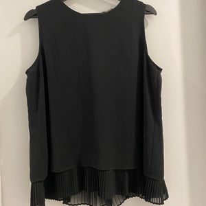 😁Black tank top with folds in the back and bottom